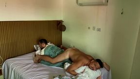 ele ficou de bunda pra cima e mandou o colega de quarto empurrar rola