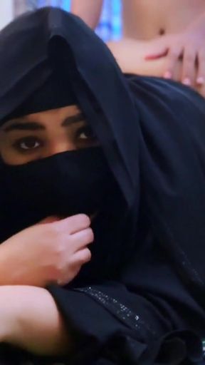 Must-see moment from &quot;khadimat saeudiat muslimat tumaris aljins mae mudiriha fi aleamal eindama kanat mukhtiatan fi aleamal&quot;