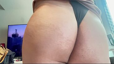 Bumbum branquinho rebolando ao som do rock