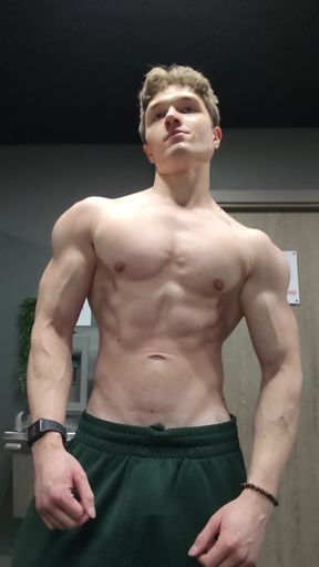 Hunky gym-goer flexes his muscles on OnlyFans