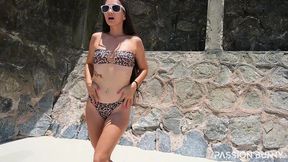 public risky pissing fountain in sexy leo bikini