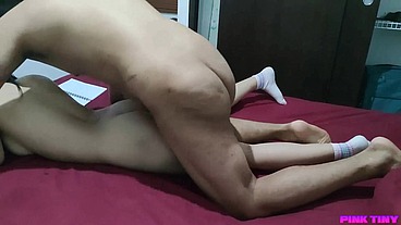 Mi Hermanastra Pequeña Estudiando mientras yo la Manoseo