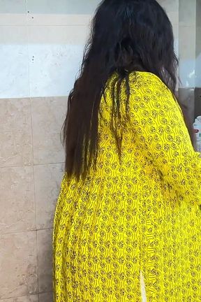 Suddenly I Fucked My Stepmother in Law While She Was Cutting Curry in the Kitchen - Desi Rough Sex