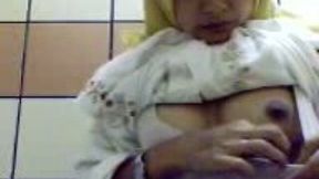 This exotic middle Eastern camgirl loves showing her private parts