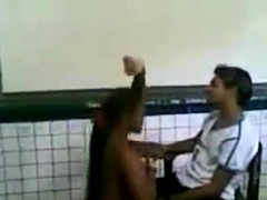 Novinha tirando a roupa na sala de aula