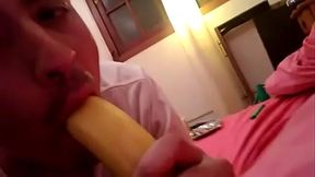 Haciendose la puta con una banana