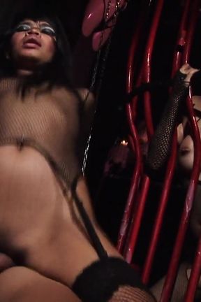 Kinky weene fucked in a nightclub threesome