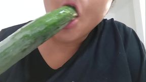 Gorda morena se mete un pepino por la vagina