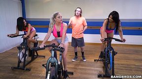 Big-ass Latina milf are ready for pussy stretching with her trainer at the gym