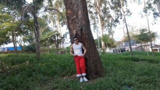 Dövme yaptırmış Brezilyalı bir adam, halka açık web kamerasında büyük penisini okşuyor ve patlayıcı bir şekilde boşalıyor.