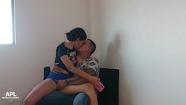 Disfruto el coño de esta putica caliente, aprendiendo a follar y chupa verga con el novio de mi hermanastra- Historia completa