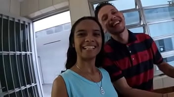 Antes do sexo hard com o novinho aquele banho gostoso para avaliarmos o instrumento de trabalho