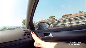 m exhibant en me doigtant sur l autoroute (fetichisme pieds)voici une video ...