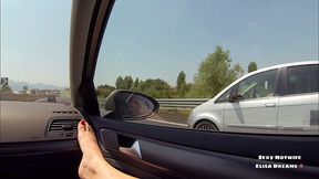m exhibant en me doigtant sur l autoroute (fetichisme pieds)voici une video ...