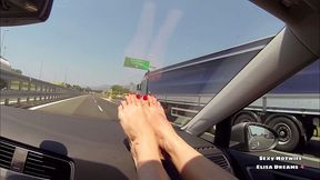 m exhibant en me doigtant sur l autoroute (fetichisme pieds)voici une video ...