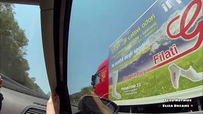 m exhibant en me doigtant sur l autoroute (fetichisme pieds)voici une video ...