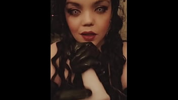 Branlette guid&eacute_e avec ma petite queue en siliconeDans cette vid&eacute_o je vais te ...