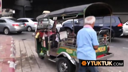 Hot slut is taken on a tuk tuk back to tourists place for a hot coochie drilling