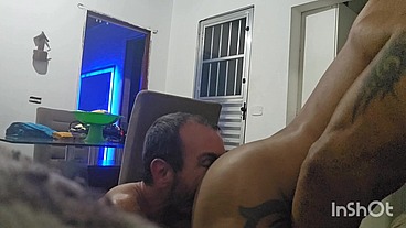 Um troca troca com o vendedor de sexy shop