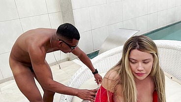 Loira gostosa com cara de safada, seduziu o dotado que não resistiu e enfiou o pau