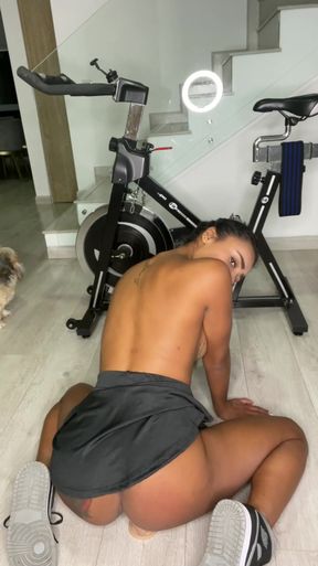 Athletic black pro sits and plays with herself in a hot anal-futa