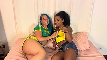 Duas gostosas entediadas com o jogo do Brasil decidem fazer os próprios joguinhos