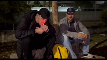 AMIGOS FORAM BEBER NA QUADRA E CABARAM NA BRODERAGEM AT&Eacute_ QUE DERREPENDE APARECEU UM MORADOR DE RUA QUE DEIXOU TUDO MAIS INTERESSANTE