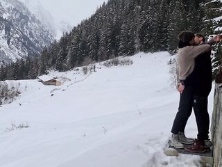 pour faire l'amour DANS LA NEIGE pendant une RANDONNÉE, plein air forêt et chant des oiseaux