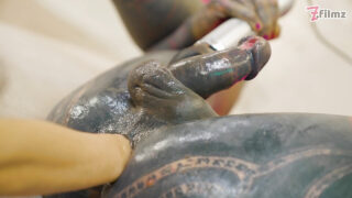 Lily Lu und Stacy Bloom lassen sich intensiv anal fisten