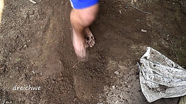 Digging with the feet