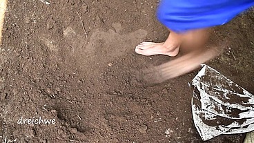 Digging with the feet