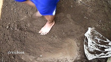 Digging with the feet
