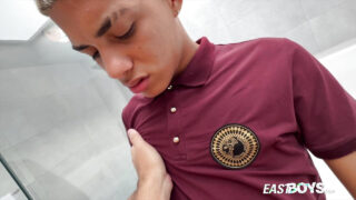 Fiatal amatőr tinédzserek nagy, vágatlan faszokat simogatnak, mielőtt forró anális döngetnék