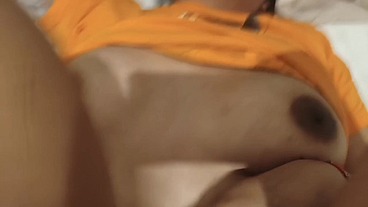 MILF transmite en vivo como se la cojen en su casa