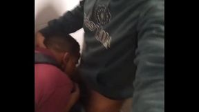 Maycon chupa uma rola com muito tes&atilde_o, gozei de prazer.