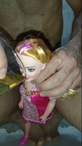 MY GIRLFRIEND SUBMISSIVE AND HOT DOLL, DRINKS MY URINE AND I FUCK HER WITH HER SKIRT ON, FETISH DOLL, BIG PENIS AND VENOZO