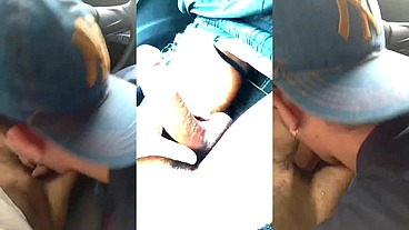 Peguei corrida com o Uber e o motorista ficou apertando o pau pra mim, quando ele falou que eu poderia fazer o que quisesse cai logo de boca.