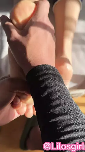 Colombian MILF YinyLeon gets her big ass anal fucked after a foot massage