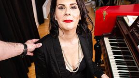 ”This mature pianoteacher loves taking it up her butt”