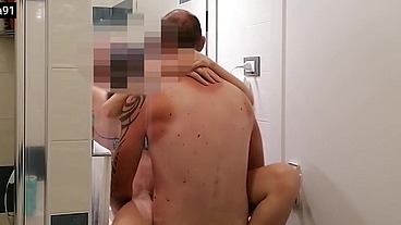 fighetta pelosa scopata in bagno dell'hotel (sborra dentro la figa)