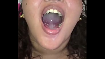 Bati uma punheta e gozei na boca da minha puta submissa escrava do caralho