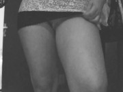 Hotwife em casa de salto alto e lingerie causando para o corno, estilo catwalk