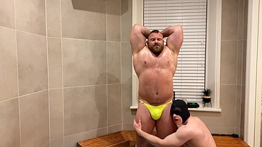 Oily muscle worship after the gym