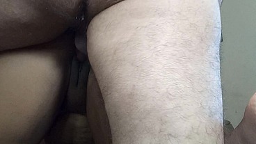 ele leva no cuzinho inverso da esposa e poe tudo no cuzinho dela depois