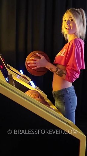 Public babe shows off her natural underboob bounce