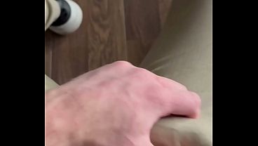 Dominanter Meister genie&szlig_t Feierabend im B&uuml_ro und packt aus - PhantomGentX