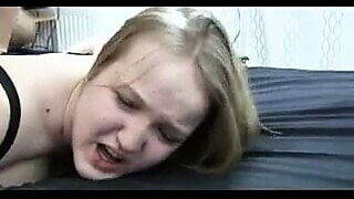 Amadora curvilínea recebe uma penetração profunda no cu