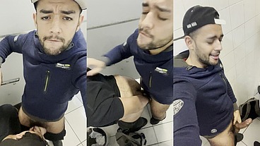 FODENDO A GAY RABUDA NO BANHEIRO DA ACADEMIA