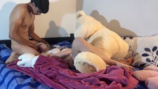 ME MASTURVO CON EL OSO DE PELUCHE HASTA QUE SIENTO UNA VERGA EN MI BOCA