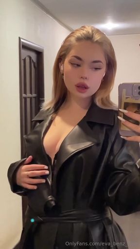 Amateur model flaunts her OnlyFans bio